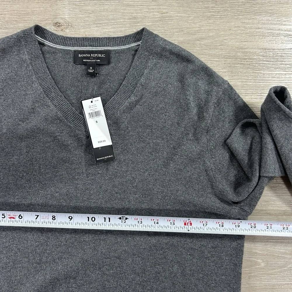 NWT Banana Republic Men's Small Premium Luxe Yarn Gray V-Neck Sweater